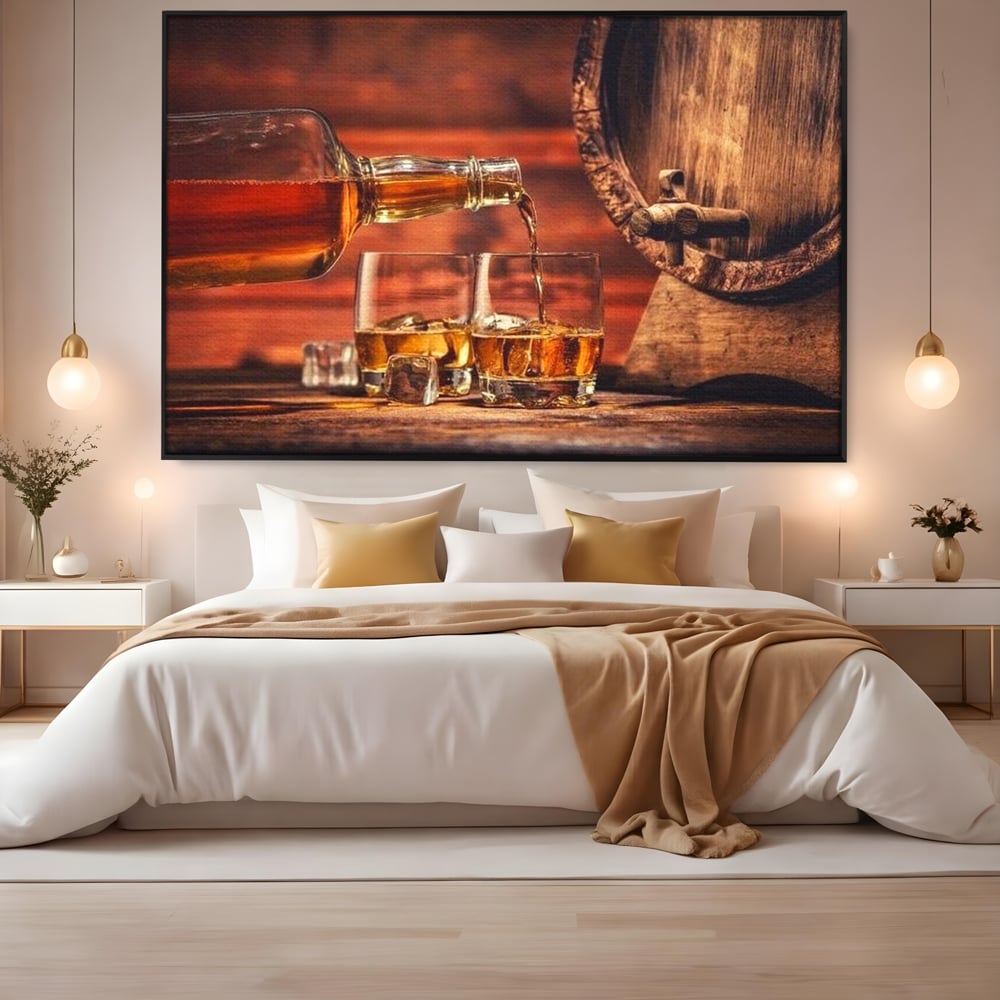 Tablou canvas cu tablou canvas cu whisky si butoi lemn, in rama de aluminiu negru, pe perete intr-un dormitor